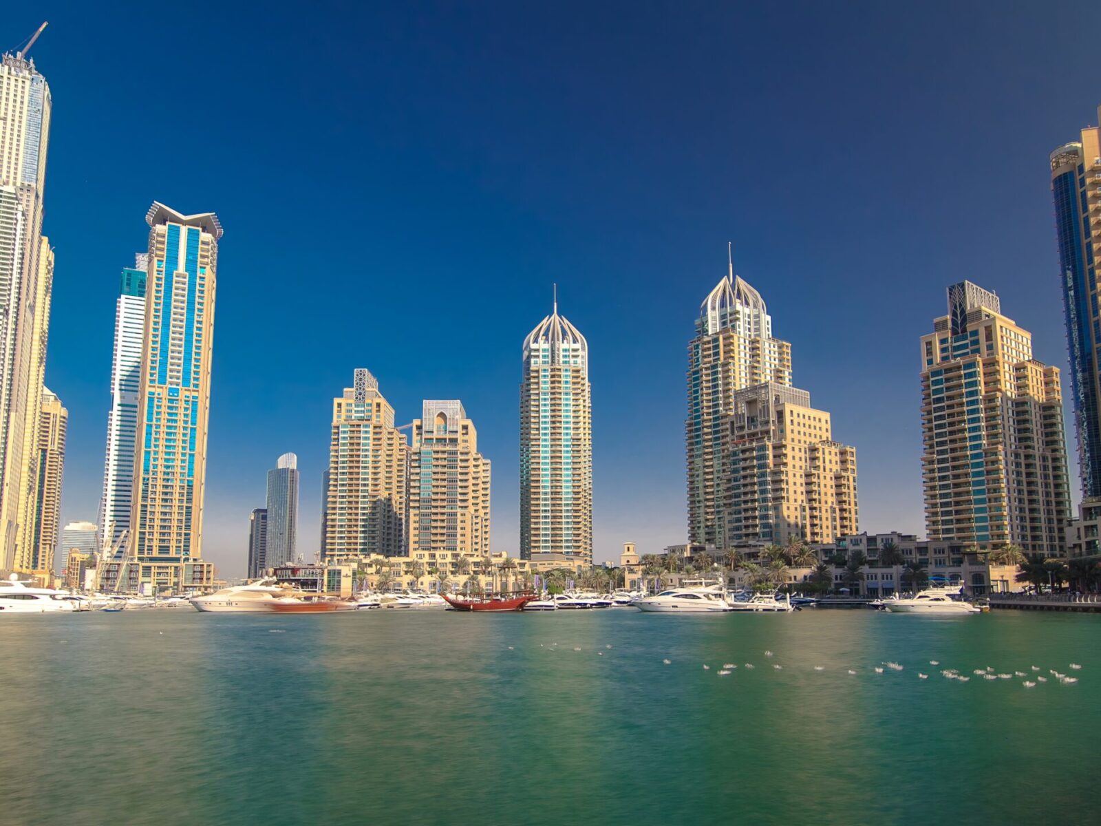 Dubai,Marina,With,Block,Of,Tallest,Skyscrapers,Residential,Towers,And