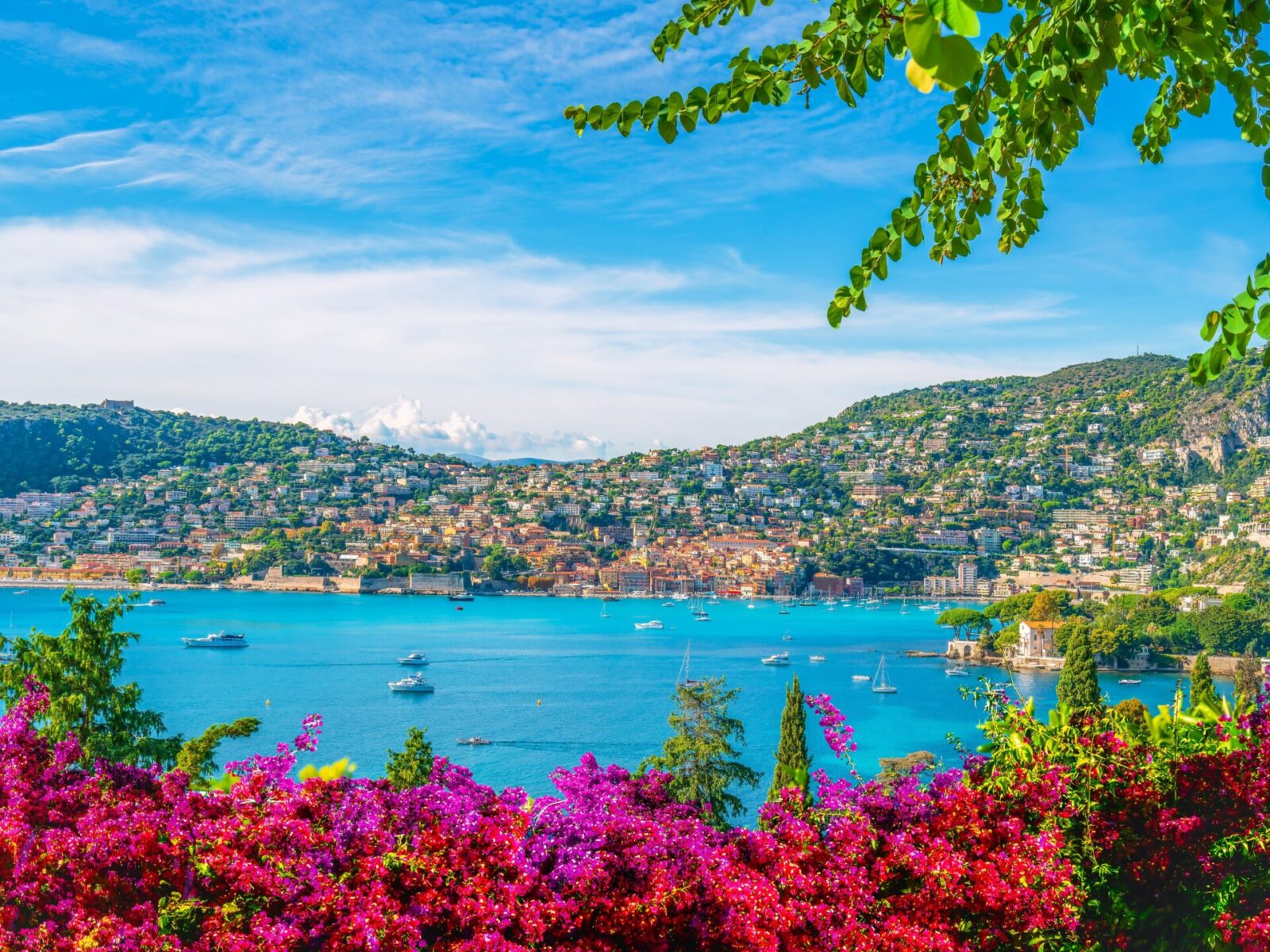 A,Vibrant,View,Of,Villefranche-sur-mer,On,The,French,Riviera,,France