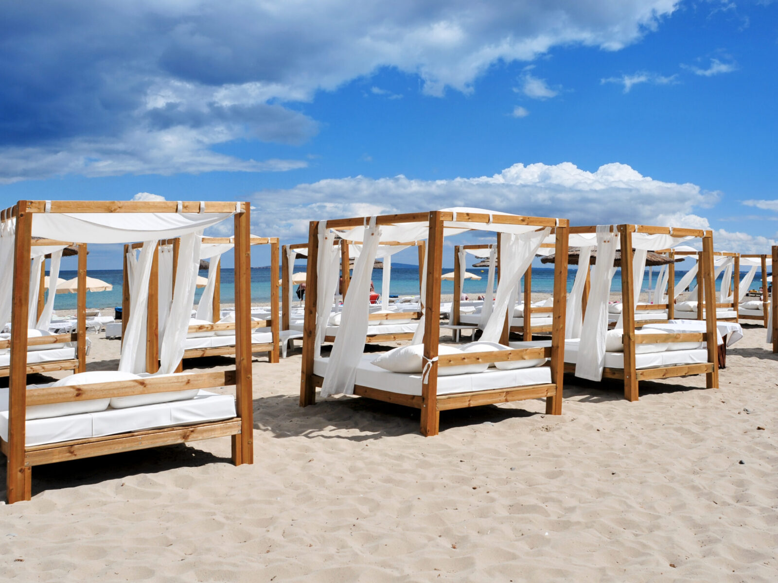 Some,Beds,And,Sunloungers,In,A,Beach,Club,In,A