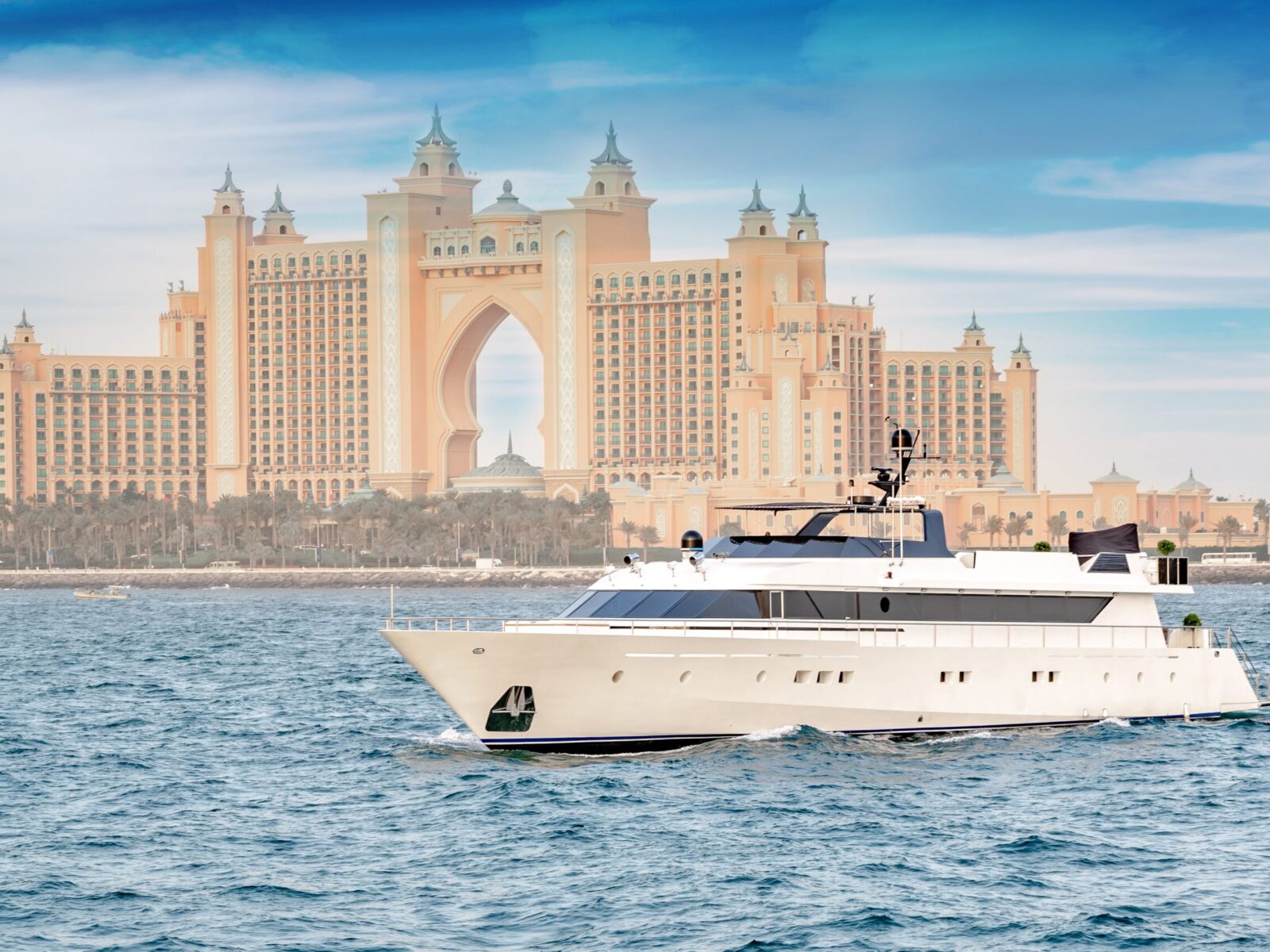 Super,Luxury,Yacht,Cruising,In,Dubai