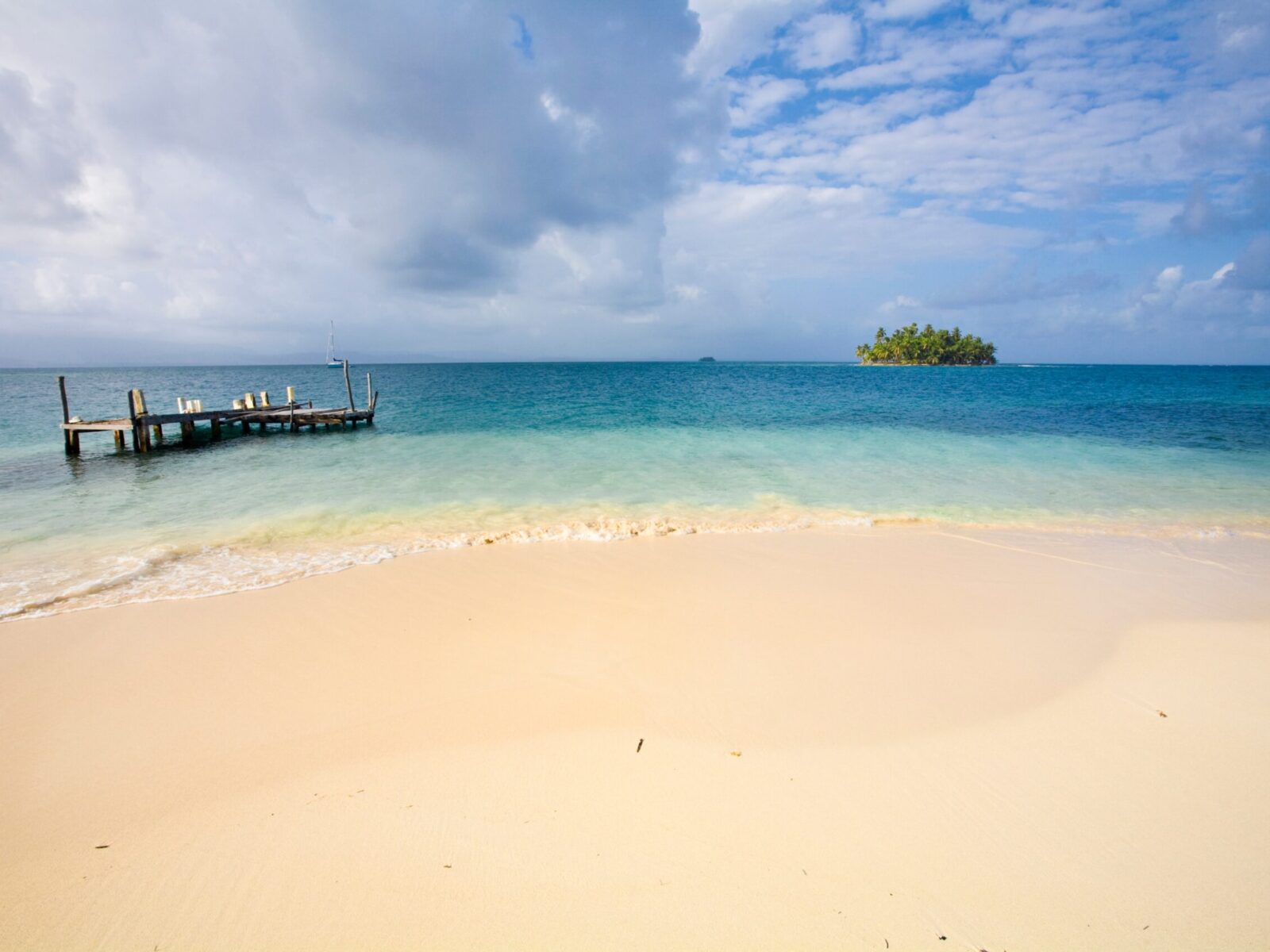 Beach,On,Kuanidup,Grande,,Looking,Towards,Small,Island,,Comarca,De