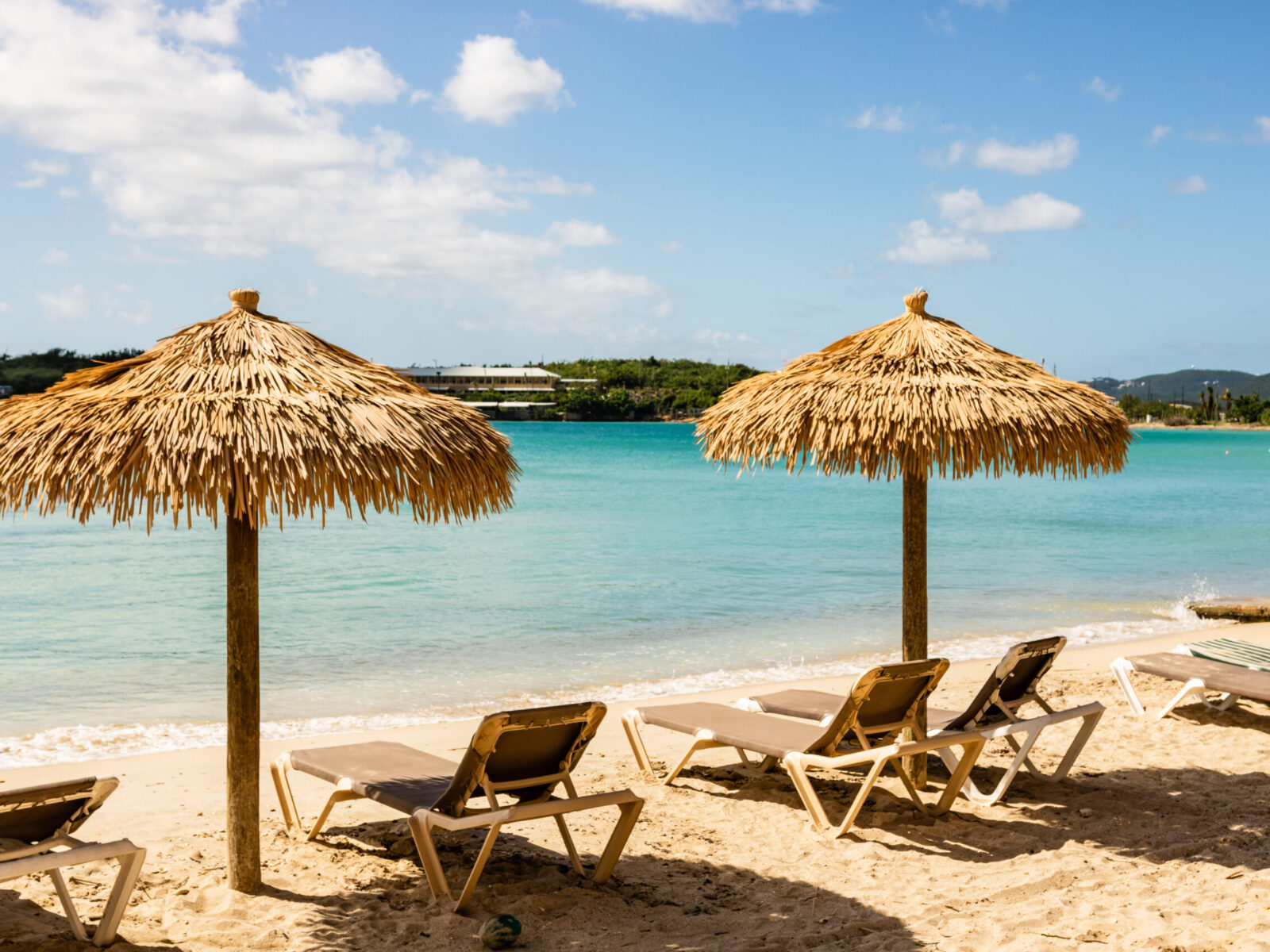 Emerald,Beach,In,St.,Thomas,,Usvi.,Sunbeds,And,Umbrellas