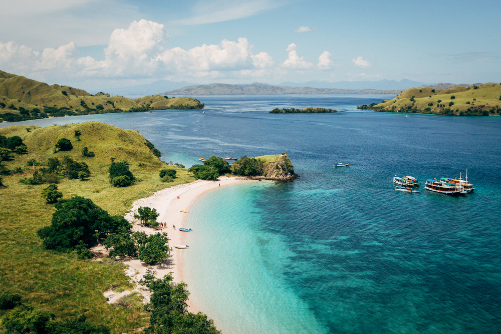 High,Angle,View,Of,Sunny,Day,Pink,Beach,With,Turquoise