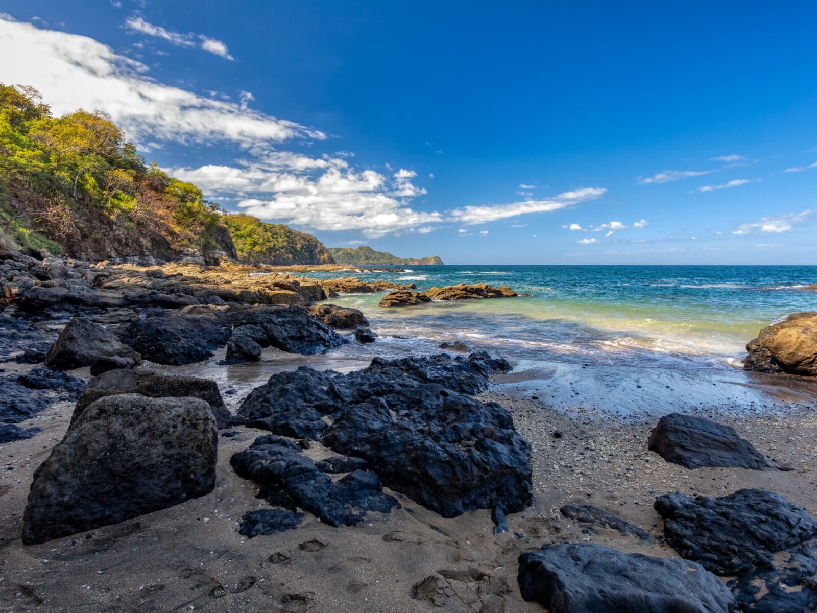 Playa,Ocotal,With,Pacific,Ocean,Waves,On,Rocky,Shore,,El