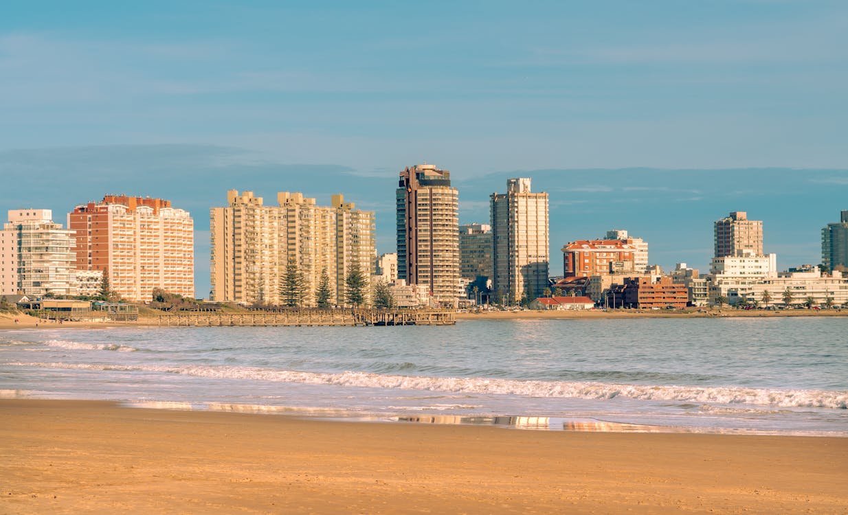 free-photo-of-playa-mansa-en-punta-del-este