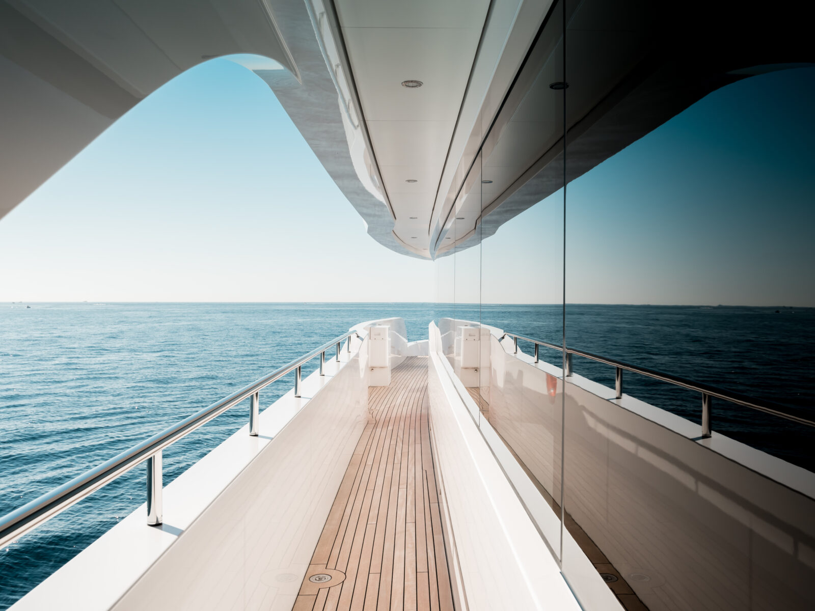 Beautiful,Detail,Of,A,Superyacht,Upper,Deck,Corridor,Reflection,On